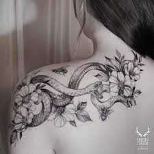 Fineline Snake And Flowers Shoulder Tattoo For Girls Girl Shoulder Tattoos Popular Tattoos Shoulder Tattoo