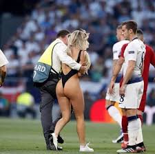Uefa champions league live chat: Champions League Final Streaker Reveals How She Got On Pitch After Getting Out Of Jail Football Sport Express Co Uk