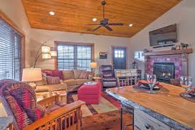 With the many lakes, soaring cliffs, forested valleys, miles of winding roads, and breathtaking natural beauty the possibilities are endless. Beautiful Makanda Cabin In Shawnee National Forest Makanda Updated 2021 Prices