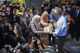 Kuala lumpur yang di pertuan agong berada pada kedudukan paling tinggi dalam perlembagaan negara seiring fungsi institusi diraja yang bukan sahaja melindungi agama tetapi juga menjadi lambang perpaduan dan kesejahteraan semua kaum. Yang Di Pertuan Agong Temui Anggota Parlimen Sebelum Namakan Pm Seterusnya Beritabenar