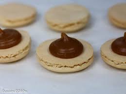 Macarons Caramel Au Beurre Sale La Cuisine D Adeline Recette En 2020 Macaron Caramel Caramel Au Beurre Macaron