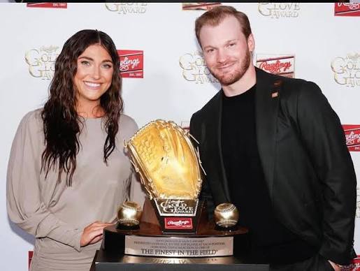 Ian Happ With His Wife And Award ❤️