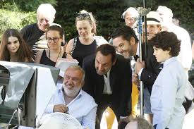 Une nouvelle comédie sociale, qui marche sur les traces de papa ou maman, et dont on dira forcément qu'elle est dans l'air du temps. Sous Le Meme Toit De Dominique Farrugia 2016 Unifrance