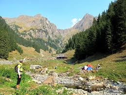 Vederea de pe acoperisul romaniei, varful moldoveanu (2544 m). Moldoveanu O Zi BunÄƒ Pe Valea Rea Meetsun Ro
