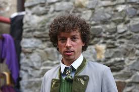 In his early youth, he showed an interest in acting. Vitez Tvare Jan Cina S Partnerem Petrem Uvazuji O Svatbe A Detech Blesk Cz