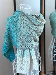 Hier findest du zahlreiche kostenlose strickanleitungen für dein projekt ️ socken ️ decken ️ pullover ️ mützen uvm. Stola Estela Stricken Woolly Hugs Bobbel