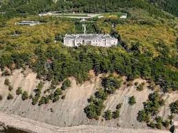 Even locked up in a detention center on the outskirts of moscow, kremlin critic alexey navalny continues to be a thorn in russian president vladimir putin's side. Enthullungsvideo Bei Youtube Russischer Oligarch Putins Palast Gehort Mir