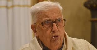 L'omaggio di tre vescovi e tanta gente per don Manni