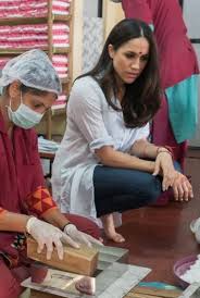 Meghan markle appears to have launched an attack on buckingham palace during her interview with oprah winfrey. Young Meghan Markle Poses In Front Of Buckingham Palace Two Decades Before She Found Her Prince Mirror Online