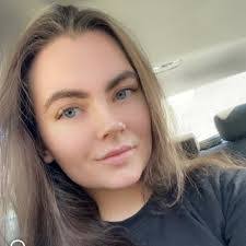 Alida Davis's Instagram, Twitter & Facebook