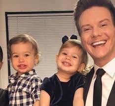 Michel teló revelou o que faz para ter momentos íntimos com a esposa, thais fersoza, mesmo pouco tempo depois do nascimento de seus dois filhos, melinda e teodoro. Noticia Filhos De Michel Telo Acompanham Ensaio Do Pai E Demonstram Grande Paixao Por Ele Se Liga No Pida Com Br