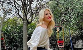 Η αλίκη είπε μια ωραία ιστορία. Elenh Menegakh H Nea Fwto Me Th Mikrh Marina Mama Kai Korh Me Stil Sta Xionia Gossip Tv Gr