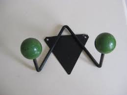 franse zwart metalen retro kapstokje met 2 houten groene bol etsy
