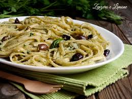 Un piatto semplice, della pasta condita con del baccalà mantecato e delle olive taggiasche. Linguine Al Pesto E Ricotta Con Olive Zenzero E Limone