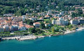 Even today in stresa dialect the word strecia means strettoia or narrow passage. Campinglagomaggiore Stresa