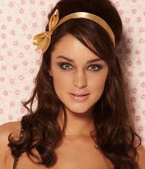 Best Bouquet To Match A Tea Length Lace Dress 1950s Hairstyles 50s Hairstyles Long Hair Styles