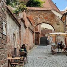 Transfăgărășanul numără o mulțime de obiective turistice pe care merită să le treci pe lista ta de locuri superbe vizitate de tine. 2dima6jhw5gvhm