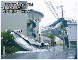 年間平均 27 個が発生する台風のうち、沖縄県には平均 7.6 個が接近します。 最も多い月は 8 月です。 戦後、沖縄地方を襲った台風で最大のものは、 1966 （昭和 41 ）年 9 月 4 ～ 6 日にかけて宮古島を襲った第 2 宮古島台風です。 æ°—è±¡åº æš´é¢¨ã«ã‚ˆã‚‹ç½å®³