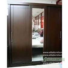 Lemari pakaian pintu geser dengan cara membuk pintunya di tarik kekanan dan kekiri, model lemari baju minimalis di atas menggunakan rel pintu geser luar yang terlihat seperti tampak pintu semua, lemari di atas dengan 3 pintu dan 1 pintu di tengah memakai kaca es dan juga bisa memakai kaca. Lemari Pakaian Minimalis 2 Pintu Dakota Allia Furniture