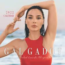 Ich liebe es, kinder zur welt zu bringen. Gal Gadot 2022 Calendar Calendar 2022 For Anyone With 8 5x8 5 Inches Press Godfrey Amazon De Bucher
