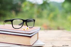Libro y gafas para leer y escribir sobre la naturaleza - foto de stock | Crushpixel