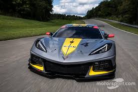 However, in the corvette, the driver is the main concern, and the controls should be directed towards them. Mit Mittelmotor Chevrolet Prasentiert Die Corvette C8 R