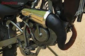 Modifikasi motor satria 2 tak yang tak tertandingi aksesories via themodifmotor.top. Trail Asli Korea Kena Modif Pasrah Dijejali Mesin Suzuki 2 Tak Gridoto Com