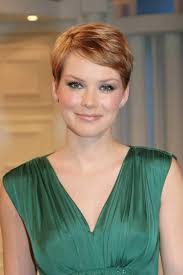 Asymmetric haircuts are great for women with round faces, especially if you opt for a layered and slightly mussy style. Short Pixie Haircuts For Round Faces 15