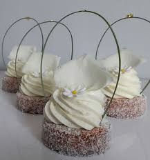 Composition Choux Craquelin Creme Au Praline Insert Petit Choux Praline Pur Et Noisettes Grillees La Recette Perme Dessert Fraise Petit Cake Alimentation