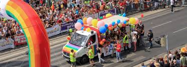 Die regenbogenparade ist eine politische demonstration und ein farbenfroher umzug, der jährlich in wien auf der ringstraße durchgeführt wird. Mitarbeit Auf Der Regenbogenparade 2018