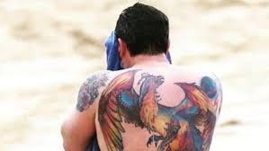 Последние твиты от ben affleck's tattoo (@benaffleckstatt). Ach Du Tattoo Schreck Hat Dieser Promi Einen Vogel N Tv De