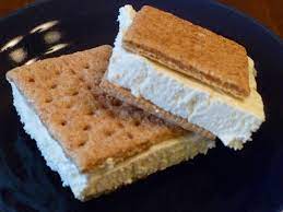 Graham Cracker Cool Whip Ice Cream Sandwich This Is So Good And Better Than Icecream If Your Eating Healthy My Ki Low Calorie Desserts Low Cal Dessert Food