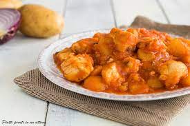Proseguite la cottura fino a quando le patate non saranno tenere ma sode, profumate con il peperoncino e, se preferite, con il prezzemolo fresco tritato. Spezzatino Di Pollo Con Patate Piatti Pronti In Un Attimo