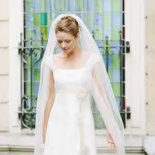 In vielen unterschiedlichen größen erhältlich eignen sich die schimmernden bänder für. Noni Emilia Schlichter Knielanger Schleier In Elfenbein Mit Satinband Eing Hochzeitskleid Brautkleid Brautkleid Schlicht