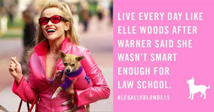 Legalmente rubia es otra comedia adolescente sobre tontos buenos y villanos odiosos, pero tiene a su favor la presencia de su protagonista y lo indoloro de sus pretensiones. La Pelicula Legalmente Rubia Cumple 15 Anos