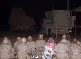 بالفيديو والصور الأمير محمد بن سلمان يتناول الإفطار مع مرابطي الحد الجنوبي اخباريات prince mohammed prince soldier