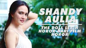 Film the doll bercerita tentang sepasang suami istri anya (shandy aulia) dan daniel (deny sumargo) yang baru pindah ke bandung. Shandy Aulia Takut Lihat Wajahnya Sendiri Di Film The Doll Shandy Film Horor
