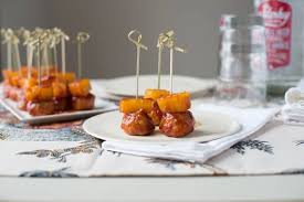 Make sure your guests don't lose their appetites before dinner with this vegetarian alternative to cocktail weenies. Ev2unjineyge7m