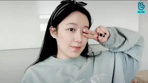 Soojin vlive with miyeon v live, wallpapers, kpop, sea, wallpaper, the. Vlive Shuhua Said We G I Dle Neverland International Facebook