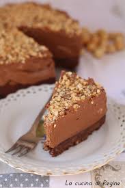 Montate la panna con le fruste elettriche e incorporatela con una spatola mescolando dal versate la nutella sulla cheesecake e spalmatela con un cucchiaio, decorate con le scaglie di cocco e servite. Cheesecake Fredda Senza Cottura Alla Nutella La Cucina Di Regine
