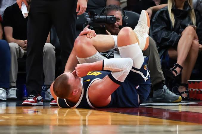 Denver Nuggets star Nikola Jokić hurts left knee, limps off court at halftime in Miami