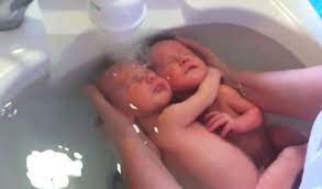 Ich hatte am 30.04 einen kaiserschnitt und habe keinen wochenfluss mehr, deswegen würde ich heute gerne mal baden gehen. Zwillinge Nach Der Geburt Geniessen Ein Thalasso Baby Bad Freshdads Vater Helden Idole