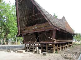 Rumah adat batak toba adalah salah satu kekayaan budaya dan peninggalan sejarah yang berasal dari nenek moyang kita. Warisan Adat Batak Toba Samosir Rumah Bolon