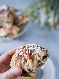 Om du inte testat att baka bullar med vetemjöl special tidigare så kan jag verkligen rekommendera det. Saftiga Knadfria Kanelbullar