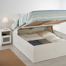 Ad esempio, la lampada nymåne , di ikea ha un carattere deciso e forte, che andrà a valorizzare i colori tenui e semplici dello stile moderno della vostra camera da letto. Brimnes Struttura Letto Con Contenitore Bianco 140x200 Cm Ikea It