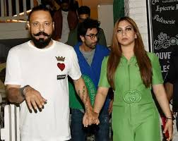 Ranbir Kapoor Universe Auf Twitter Another Picture Ranbir Kapoor Bunty Walia And His Wife Leaving Asfc Bash Last Night Bollywood actor ranbir kapoor stops abhishek bachchan from slapping bunty walia.