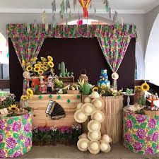 Nesta decoração para festa junina, usei uma caixa de pizza e retirei o papel colorido, assim não é preciso encapar ou pintar. Festa Festejar Com Amor On Instagram Ideia Linda Para Decoracao De Fest Decoracao De Festa Junina Decoracao Festa Junina Infantil Ornamentacao Festa Junina