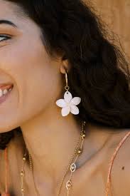Orecchini a forma di fiore bianco, cerchietti riempiti in oro 14k,  orecchini estivi, orecchini con conchiglia bianca, regalo di plumeria,  orecchini da festival, orecchini vistosi