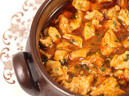 Friptura de miel este felul principal de mâncare și cel mai așteptat preparat culinar pregătit de gospodine pentru masa de paște. Tocanita De Miel