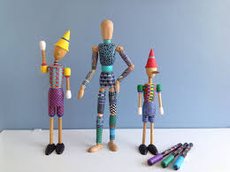 Bonecos De Madeira Feitos Com Caneta Posca Posca Woodart Wooden Art Mannequin Art Artist Mannequin